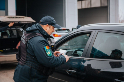 A incercat sa iasa din tara cu documente false. Un barbat, retinut de oamenii legii si supus controlului A incercat sa iasa din tara cu documente false. Un barbat, retinut de oamenii legii si supus controlului