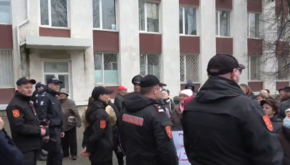 Protest organizat de partidul SOR, in capitala. Mai multe persoane s-au adunat in fata Curtii de Apel - VIDEO Protest organizat de partidul SOR, in capitala. Mai multe persoane s-au adunat in fata Curtii de Apel - VIDEO