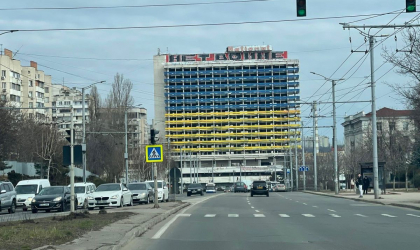La un pas de tragedie. O adolescenta, cat pe ce sa se arunce in gol de pe acoperisul hotelului National din capitala. Oamenii legii au intervenit la timp La un pas de tragedie. O adolescenta, cat pe ce sa se arunce in gol de pe acoperisul hotelului National din capitala. Oamenii legii au intervenit la timp