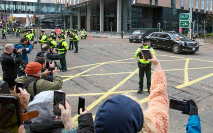 Un document „top secret” cu itinerariul lui Joe Biden si desfasurarea fortelor de politie, gasit pe strazile din Belfast. Presedintele american viziteaza joi satul natal al familiei sale din Irlanda Un document „top secret” cu itinerariul lui Joe Biden si desfasurarea fortelor de politie, gasit pe strazile din Belfast. Presedintele american viziteaza joi satul natal al familiei sale din Irlanda