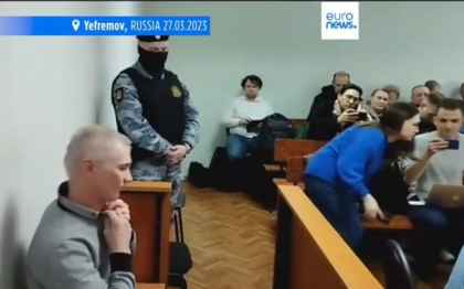 Tatal fetei care a facut un desen anti-razboi a fost extradat din Belarus in Rusia, de unde a fugit dupa ce a fost condamnat la doi ani de inchisoare