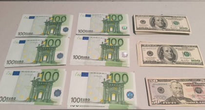 A incercat sa iasa din tara cu 10 700 de euro si peste 9 mii de dolari nedeclarati. Un cetatean strain - retinut pe Aeroportul International Chisinau - FOTO
A incercat sa iasa din tara cu 10 700 de euro si peste 9 mii de dolari nedeclarati. Un cetatean strain - retinut pe Aeroportul International Chisinau - FOTO