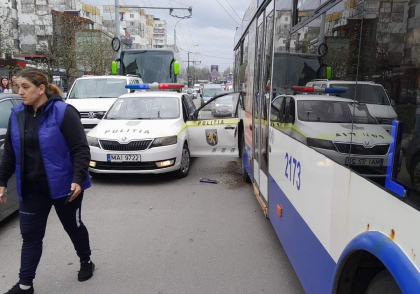 Un politist a ajuns la spital, dupa ce automobilul sau s-a lovit cu un troleibuz, in capitala. Imagini de la locul impactului - FOTO