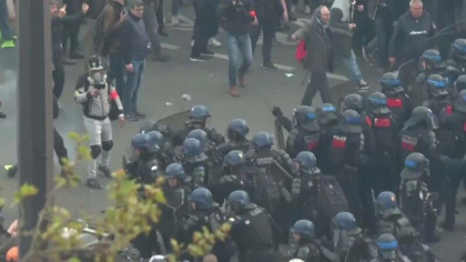 Francezii revoltati de cresterea varstei de pensionare au luat cu asalt sediul Louis Vuitton: „Sa plateasca miliardarii!” Francezii revoltati de cresterea varstei de pensionare au luat cu asalt sediul Louis Vuitton: „Sa plateasca miliardarii!”