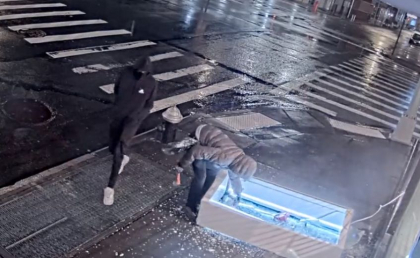 Jaf spectaculos. Hotii sparg cu ciocanul o vitrina in New York si fura genti Hermes de aproape 250.000 de dolari in cateva secunde Jaf spectaculos. Hotii sparg cu ciocanul o vitrina in New York si fura genti Hermes de aproape 250.000 de dolari in cateva secunde