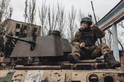 Bombardamente masive ale artileriei rusesti forteaza „retrageri ordonate" ale ucrainenilor din Bahmut
Bombardamente masive ale artileriei rusesti forteaza „retrageri ordonate" ale ucrainenilor din Bahmut