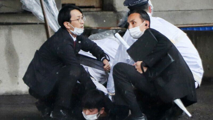 Panica la un discurs al premierului Japoniei. Un barbat a fost arestat dupa ce a aruncat o ”bomba fumigena”
