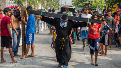 Tara in care oamenii se crucifica asemenea lui Iisus Hristos. Traditii de Paste in lume - FOTO