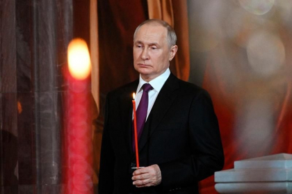 Putin a participat la slujba de Inviere in timp ce trupele lui bombardau Ucraina. Cadoul oferit patriarhului Kirill Putin a participat la slujba de Inviere in timp ce trupele lui bombardau Ucraina. Cadoul oferit patriarhului Kirill