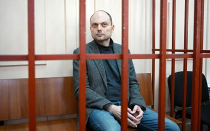 Vladimir Kara-Murza, opozantul lui Vladimir Putin, condamnat la 25 de ani de inchisoare. Rusia, o dictatura in care liderii Opozitiei sunt asasinati sau aruncati in puscarie
Vladimir Kara-Murza, opozantul lui Vladimir Putin, condamnat la 25 de ani de inchisoare. Rusia, o dictatura in care liderii Opozitiei sunt asasinati sau aruncati in puscarie
