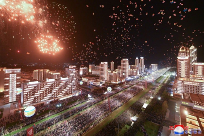 Kim Jong Un a scos oamenii in strada pentru sarbatori finalizarea a 10.000 de noi apartamente in Phenian - FOTO