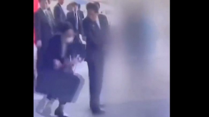 Momentul in care premierul Japoniei este salvat de o garda de corp de o presupusa tentativa de asasinat - VIDEO 