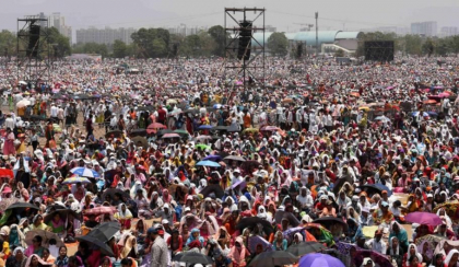 11 oameni au murit din cauza insolatiei, in timpul unei ceremonii in India. Temperaturile au ajuns pana la aproape 40 de grade
11 oameni au murit din cauza insolatiei, in timpul unei ceremonii in India. Temperaturile au ajuns pana la aproape 40 de grade