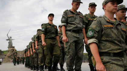 Cum sunt atrasi la inrolare locuitorii din Crimeea: „O plata de 195.000 de ruble la ordinul presedintelui. Si inca 200.000”
Cum sunt atrasi la inrolare locuitorii din Crimeea: „O plata de 195.000 de ruble la ordinul presedintelui. Si inca 200.000”