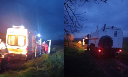 O ambulanta ce transporta un copil la spital a ramas blocata in noroi, intr-o localitate din Causeni. Salvatorii au intervenit - FOTO O ambulanta ce transporta un copil la spital a ramas blocata in noroi, intr-o localitate din Causeni. Salvatorii au intervenit - FOTO