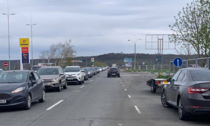 Aglomeratie la frontiera cu Romania in a doua zi de Paste. Zeci de masini asteapta sa iasa din tara, la vama Leuseni si Sculeni Aglomeratie la frontiera cu Romania in a doua zi de Paste. Zeci de masini asteapta sa iasa din tara, la vama Leuseni si Sculeni