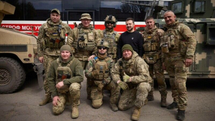 Zelenski, vizita-fulger in orasul Avdiivka, unul din punctele fierbinti pe frontul de est din Ucraina - FOTO Zelenski, vizita-fulger in orasul Avdiivka, unul din punctele fierbinti pe frontul de est din Ucraina - FOTO