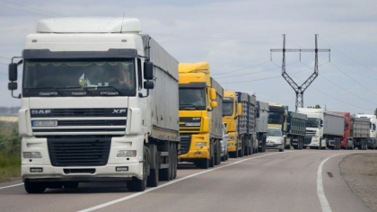 Coada kilometrica de camioane cu cereale, la granita dintre Ucraina si Polonia. Soferii ucraineni stau pe loc de trei zile