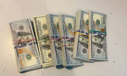 A incercat sa iasa din tara cu 55 de mii de dolari nedeclarati. Un cetatean strain - supus controlului pe Aeroportul International Chisinau - FOTO
