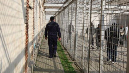 Un detinut - condamnat la 5 ani de inchisoare, dupa ce a atacat de mai multe ori angajatii penitenciarului in care isi ispasea pedeapsa