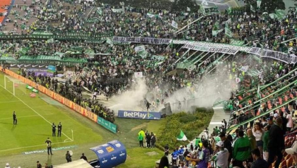 Peste 40 de persoane ranite la un meci de fotbal din Columbia. Momentul in care suporterii au atacat fortele de ordine cu rangi si panouri publicitare - VIDEO Peste 40 de persoane ranite la un meci de fotbal din Columbia. Momentul in care suporterii au atacat fortele de ordine cu rangi si panouri publicitare - VIDEO