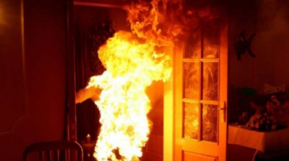 Un barbat si-a incendiat vecinul dupa o cearta. Victima a ajuns la spital Un barbat si-a incendiat vecinul dupa o cearta. Victima a ajuns la spital
