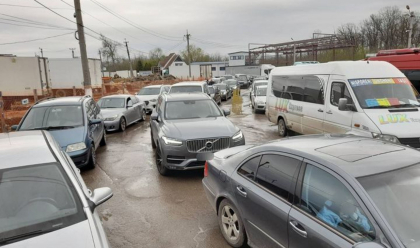 Moldovenii pleaca in vacanta? S-au format cozi la frontiera cu Romania. Zeci de masini asteapta sa iasa din tara, la vama Sculeni - FOTO