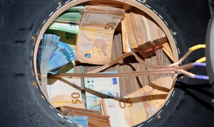 Doi ucraineni din Odesa - retinuti, dupa ce au introdus in tara prin contrabanda peste 400 de mii de euro. Precizarile politiei - VIDEO
