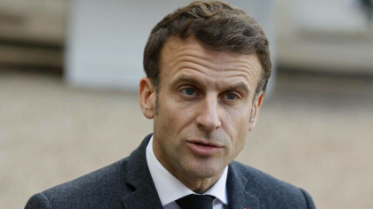 Macron, filmat in timp ce canta pe strada, impreuna cu un grup de tineri dintr-o asociatie apropiata de extrema dreapta - VIDEO