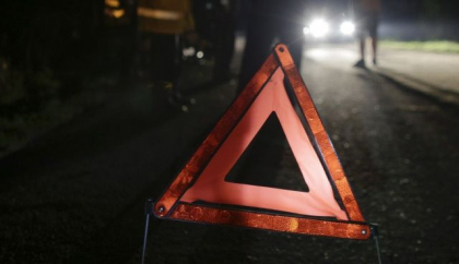 Accident grav pe o strada din capitala. Un sofer s-a lovit puternic cu automobilul sau intr-un pilon de electricitate