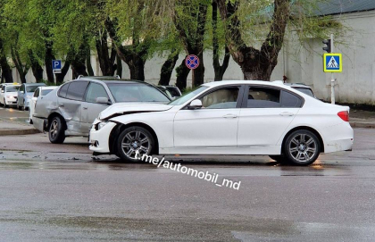 Accident matinal pe o strada din capitala. Un Lexus si un BMW - avariate, dupa ce s-au lovit puternic - FOTO Accident matinal pe o strada din capitala. Un Lexus si un BMW - avariate, dupa ce s-au lovit puternic - FOTO