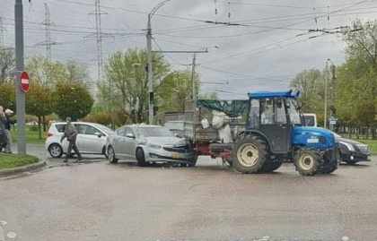 Un automobil, grav avariat, dupa ce s-a lovit puternic cu un tractor. Accidentul s-a produs in capitala - FOTO Un automobil, grav avariat, dupa ce s-a lovit puternic cu un tractor. Accidentul s-a produs in capitala - FOTO