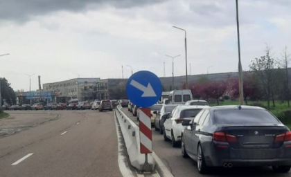 Atentie, calatori. S-au format din nou cozi la frontiera cu Romania. Peste 80 de masini asteapta sa iasa din tara, la vama Leuseni - FOTO