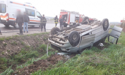 O femeie si trei copii, doi dintre care de 4 ani, au ajuns la spital, dupa ce microbuzul in care se deplasau a ajuns intr-un sant, la Straseni - FOTO O femeie si trei copii, doi dintre care de 4 ani, au ajuns la spital, dupa ce microbuzul in care se deplasau a ajuns intr-un sant, la Straseni - FOTO