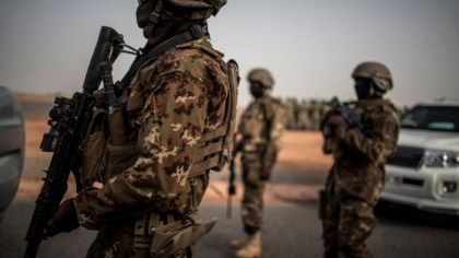 Cel putin noua oameni au murit intr-un triplu atac sinucigas cu bomba in Mali Cel putin noua oameni au murit intr-un triplu atac sinucigas cu bomba in Mali
