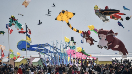 Un batran de 76 de ani a intrat cu masina intr-o multime de oameni adunati la un festival de zmeie. Cum s-a petrecut accidentul