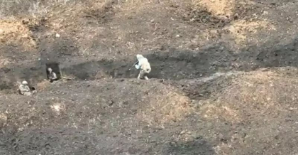Soldat rus din transee, lichidat de un ucrainean de la cativa metri. Colegul ucraineanului a vrut insa sa se asigure ca e mort
Soldat rus din transee, lichidat de un ucrainean de la cativa metri. Colegul ucraineanului a vrut insa sa se asigure ca e mort