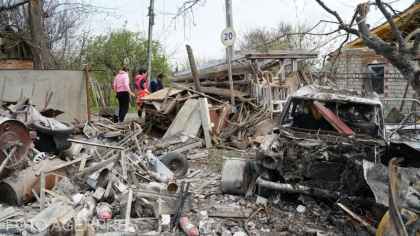 Atacul asupra Harkov: O familie a scapat cu viata dupa ce o racheta ruseasca a cazut in curtea casei - FOTO Atacul asupra Harkov: O familie a scapat cu viata dupa ce o racheta ruseasca a cazut in curtea casei - FOTO