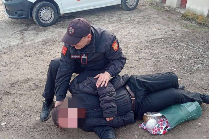 A ajuns la cimitir si si-a pierdut cunostinta. Un barbat din Causeni, transportat la spital - FOTO A ajuns la cimitir si si-a pierdut cunostinta. Un barbat din Causeni, transportat la spital - FOTO