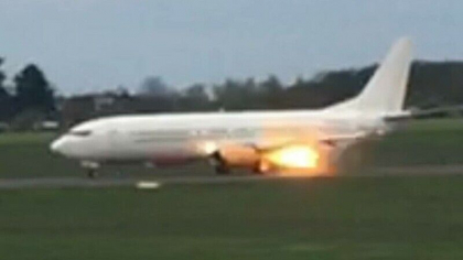 Avionul care transporta echipa feminina de fotbal Arsenal a luat foc pe pista unui aeroport din Germania - FOTO Avionul care transporta echipa feminina de fotbal Arsenal a luat foc pe pista unui aeroport din Germania - FOTO