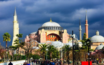 Sectorul turistic din Turcia isi revine lent dupa cutremurul din februarie. Innoptarile la hotelurile de cel putin doua stele din Istanbul sunt acum cu 30% mai mici fata de 2019. In 2022, Turcia a avut 44,56 milioane de turisti