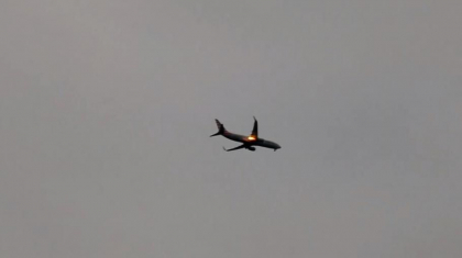 Momentul in care un Boeing 737 a aterizat cu un motor in flacari, in SUA. Aeronava s-a lovit de un stol de gaste - VIDEO