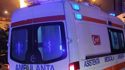 Incendiu puternic la Anenii Noi. Un barbat - transportat la spital cu arsuri pe circa 80% din suprafata corpului, dupa ce a incercat sa aprinda focul in soba cu benzina. Trei echipaje de pompieri au intervenit 