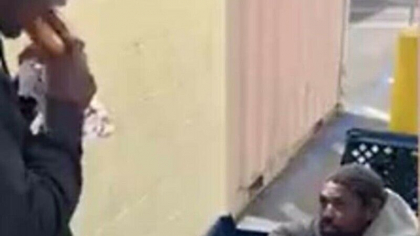 Un youtuber este criticat dur dupa ce a batjocorit un om fara adapost. Gestul grotesc facut de barbat Un youtuber este criticat dur dupa ce a batjocorit un om fara adapost. Gestul grotesc facut de barbat