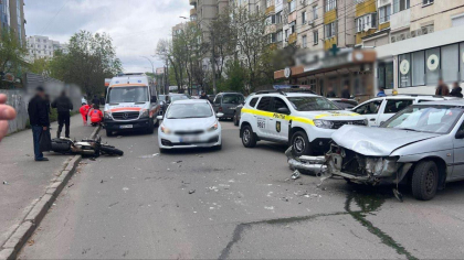 Un motociclist a ajuns la spital, dupa ce s-a lovit cu o masina pe o strada din capitala. Imagini de la locul accidentului - FOTO Un motociclist a ajuns la spital, dupa ce s-a lovit cu o masina pe o strada din capitala. Imagini de la locul accidentului - FOTO