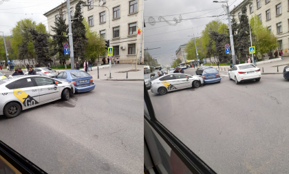 Accident in capitala. Doua masini - avariate, dupa ce s-au lovit intr-o intersectie. Imagini de la locul accidentului - FOTO Accident in capitala. Doua masini - avariate, dupa ce s-au lovit intr-o intersectie. Imagini de la locul accidentului - FOTO