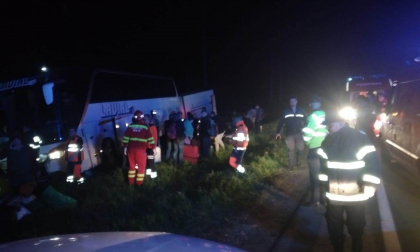 Noi detalii despre accidentul din Romania cu implicarea unui autocar: unul din cei doi raniti transportati la spital este moldovean. Care este starea barbatului - FOTO Noi detalii despre accidentul din Romania cu implicarea unui autocar: unul din cei doi raniti transportati la spital este moldovean. Care este starea barbatului - FOTO