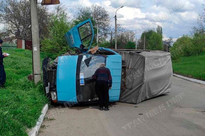 Accident violent in apropiere de Tighina. O masina s-a rasturnat, dupa ce soferul a pierdut controlul volanului si s-a lovit intr-un pilon. Imagini de la locul incidentului - FOTO
