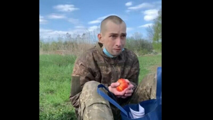 Reactia emotionanta a unui soldat ucrainean, eliberat de rusi, cand mananca un mar pentru prima data dupa un an - VIDEO
Reactia emotionanta a unui soldat ucrainean, eliberat de rusi, cand mananca un mar pentru prima data dupa un an - VIDEO