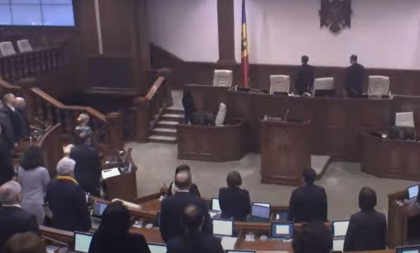 Drapelul de Stat - onorat la sedinta Parlamentului. Igor Grosu: „Tricolorul ne aduce fiecaruia aminte de unitate"